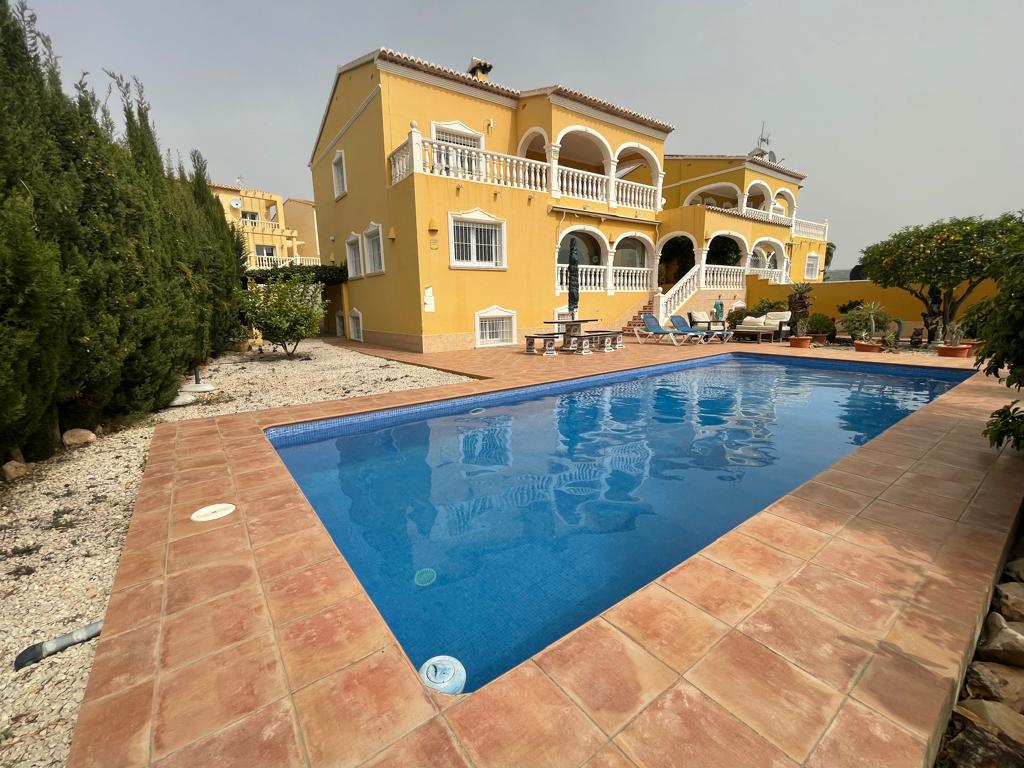 Villa con 4 dormitorios en Calpe. Consta de 2 viviendas independientes, con piscina privada, con bonitas vistas panorámicas y al Peñón de Ifach.